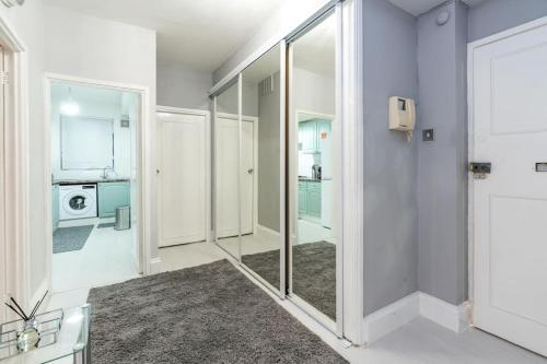 a bathroom with mirrors and a sink in a room at Exceptional 5 stars flat in lovely location in London