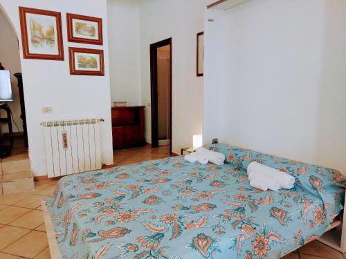 um quarto com uma cama com duas almofadas em casa panoramica em Teulada