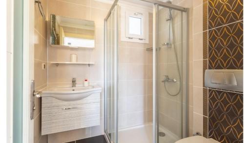 La salle de bains est pourvue d'une douche, d'un lavabo et de toilettes. dans l'établissement Villa Günsu, à Ortaca