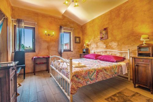 1 dormitorio con 1 cama, escritorio y ventanas en Villa Rustica Nicole by Villa Plus, en Štokovci