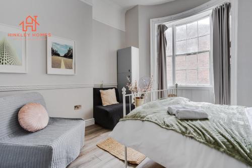 um quarto branco com uma cama e uma janela em Large Deluxe City Centre Apartment - Goergian Townhouse- Rodney St em Liverpool