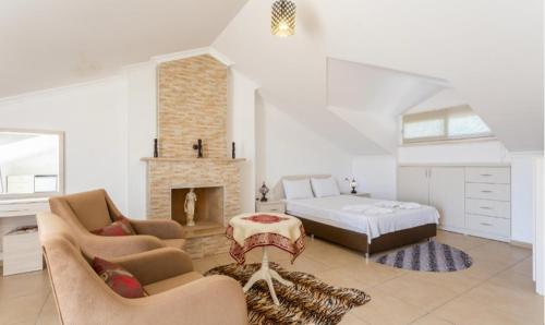 - un salon avec un lit et une cheminée dans l'établissement Villa Günsu, à Ortaca