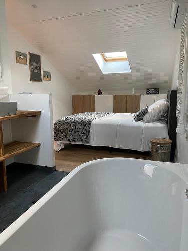 Chez James في غوجان-ميستراس: غرفة نوم مع سرير وحوض استحمام