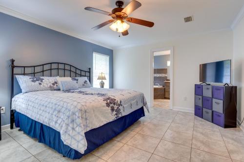 um quarto com uma cama e uma ventoinha de tecto em Ocean Springs Beach House with Saltwater Pool! em Gautier