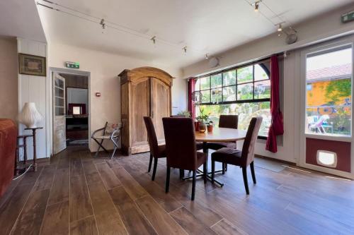 une salle à manger avec une table et des chaises dans l'établissement Au Vélo Bleu - Privatisez un ancien hôtel entre lac océan - 12pers, à Soustons