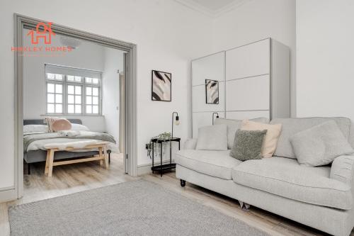 Postel nebo postele na pokoji v ubytování Rodney St - City Centre - Georgian Apartment -
