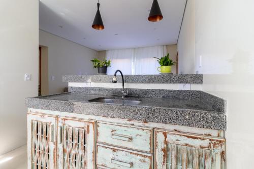 una cocina con fregadero y encimera en Apartamento em Arraial, en Arraial d'Ajuda