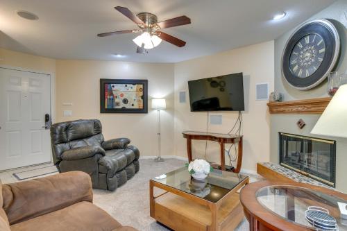 Englewood Apt with Patio in Denver Tech Centerにあるテレビまたはエンターテインメントセンター