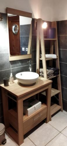 y baño con lavabo y espejo. en La Canopée, en Barret-sur-Meouge