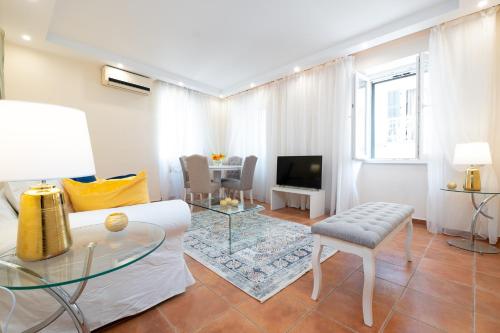 Nadiona Suites White & Blue