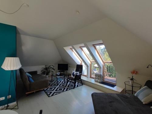 uma sala de estar no sótão com uma grande janela em Bramaublick em Hitzhusen