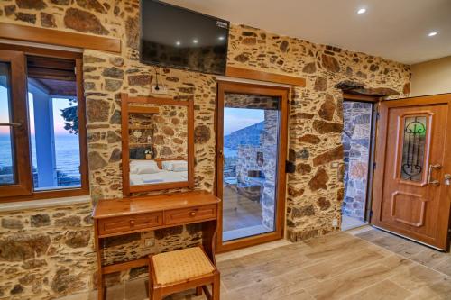 Телевизор и/или развлекательный центр в Metochi Seaview Holiday House