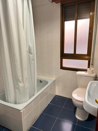 ein Badezimmer mit einem WC, einer Badewanne und einem Waschbecken in der Unterkunft Hostal Merindades in Villarcayo