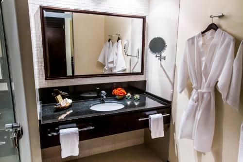 La salle de bains est pourvue d'un lavabo et d'un miroir. dans l'établissement Lidotel Valencia, à Valencia