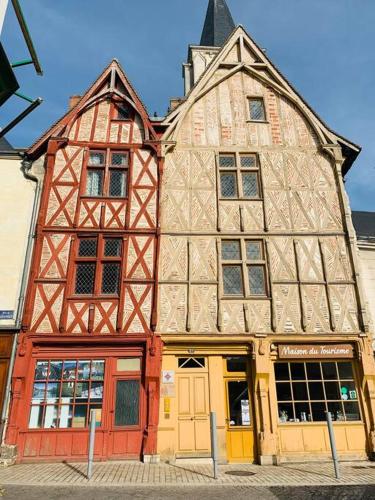 a large wooden building with at Le Trésor 4 pers à 20 minutes de Beauval in Montrichard