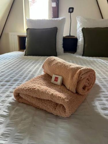 a towel sitting on top of a bed at Le Trésor 4 pers à 20 minutes de Beauval in Montrichard