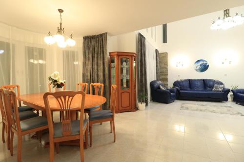 Ruang duduk di Ravda Residence