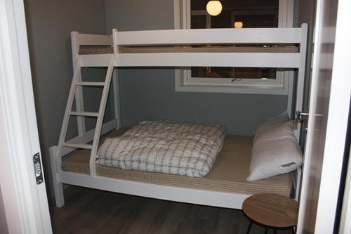 kilka łóżek piętrowych w pokoju w obiekcie Exclusive Apartment w mieście Stryn