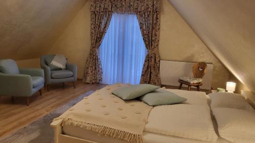Un pat sau paturi într-o cameră la Casa Hetrea