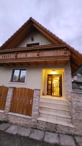 a house with a wooden gate and a door at Casa Hetrea in Sighişoara