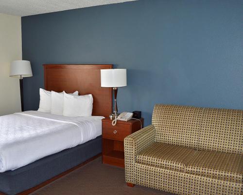 Ένα ή περισσότερα κρεβάτια σε δωμάτιο στο AmericInn by Wyndham Spencer