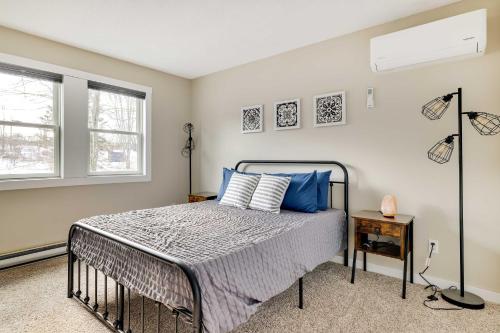 um quarto com uma cama com almofadas azuis em Spacious Lake Ariel Home with Community Amenities! em Hamlin