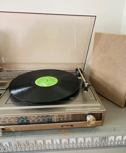 a vinyl record sitting on top of a radio at Vintner Suites in Neustadt an der Weinstraße
