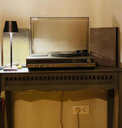 a radio sitting on top of a table at Vintner Suites in Neustadt an der Weinstraße
