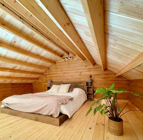 een slaapkamer met een bed in een houten plafond bij Mountain Eco Shelter 5 in Funchal