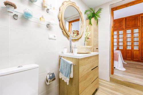 ein Bad mit einem Waschbecken und einem Spiegel in der Unterkunft Villa la Orilla in Benajarafe