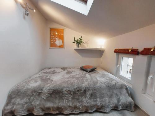 ein Schlafzimmer mit einem großen Bett in der Ecke in der Unterkunft Apartament Mały Monciak in Sopot