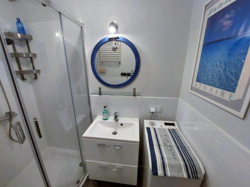 ein kleines Bad mit einem Waschbecken und einem Spiegel in der Unterkunft Apartament Mały Monciak in Sopot