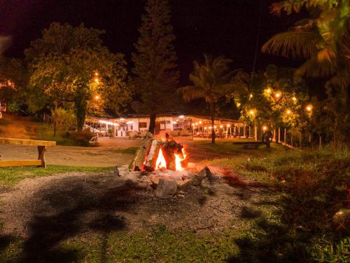 a fire pit in a park at night at EcoFlat Moderno e Aconchegante in Bonito