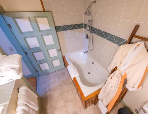 Koupelna v ubytování Clementine's Guest House & Vacation Rentals