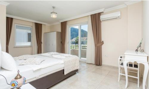 sypialnia z łóżkiem, biurkiem i oknem w obiekcie Villa Seda w mieście Dalyan