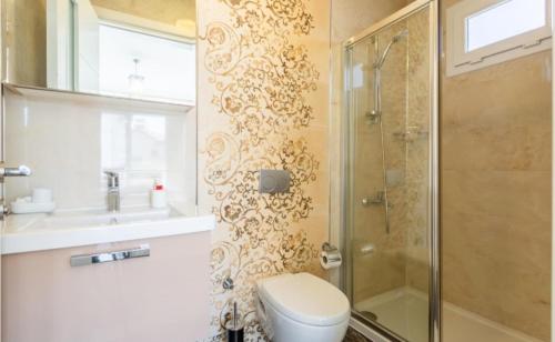 W łazience znajduje się prysznic, toaleta i umywalka. w obiekcie Villa Seda w mieście Dalyan