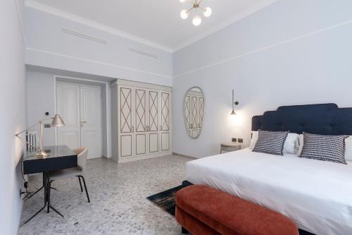 1 dormitorio blanco con 1 cama grande y 1 silla en Be Mate Castel Sant'Angelo, en Roma