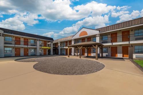 an empty courtyard of a school with a building at Rodeway Inn in Wichita Falls