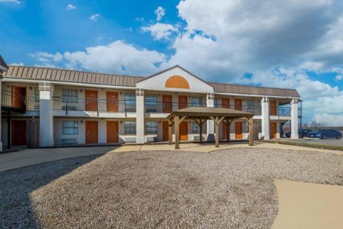 ein großes Gebäude mit einem Pavillon davor in der Unterkunft Rodeway Inn in Wichita Falls