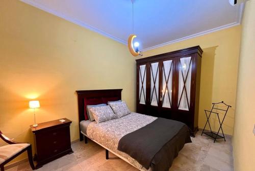 ein Schlafzimmer mit einem Bett und einem Sofa in einem Zimmer in der Unterkunft Apartamento Suite Alameda de Hercules in Sevilla