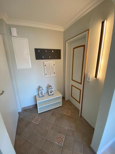 a hallway with a door and a tiled floor at Casa Raphael direkt am Scharbeutzer Strand in Scharbeutz
