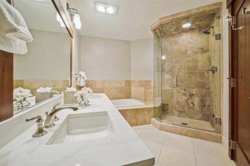 La salle de bains est pourvue d'un lavabo et d'une douche. dans l'établissement Breckenridge One Ski Hill Place 3 Bedroom Penthouse Residence, à Breckenridge