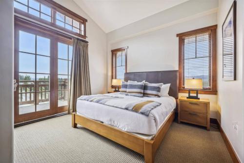 - une chambre avec un lit et une grande fenêtre dans l'établissement Breckenridge One Ski Hill Place 3 Bedroom Penthouse Residence, à Breckenridge