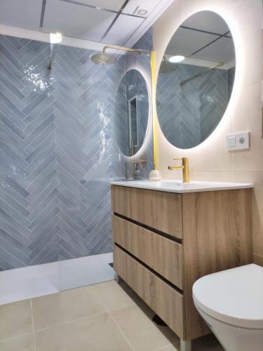 a bathroom with a sink and a mirror at Apartamento Sanlucar-El Pradillo in Sanlúcar de Barrameda
