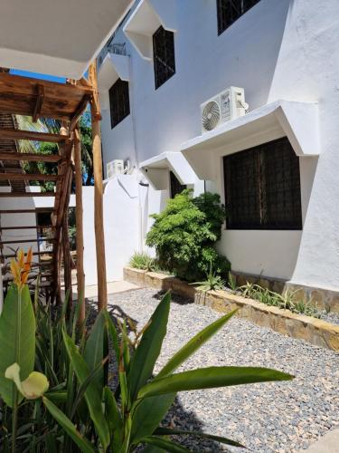 a courtyard of a house with a building at Waridi House in Watamu