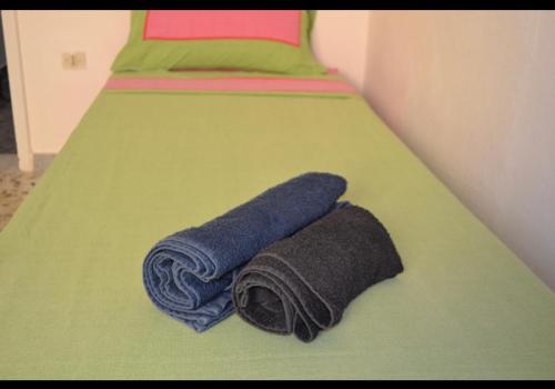 Una cama con dos toallas encima. en Flat in Olbia Centro, en Olbia