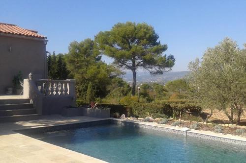 uma piscina em frente a uma casa em Maison avec piscine, oliviers, belle vue, au calme em Trans-en-Provence