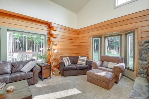 Χώρος καθιστικού στο Peaceful Retreat on 10 Acres Less Than 7 Miles to La Push