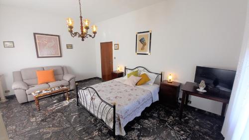 TV a/nebo společenská místnost v ubytování OPERA21 TUSCANY SINGLE HOUSE LUCIGNANO