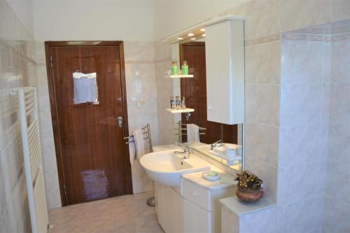 y baño con lavabo, aseo y ducha. en OPERA21 TUSCANY SINGLE HOUSE LUCIGNANO, en Lucignano